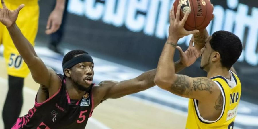 Peyton Siva (r) feierte mit Alba Berlin den dritten Sieg in Serie. Foto: Andreas Gora/dpa