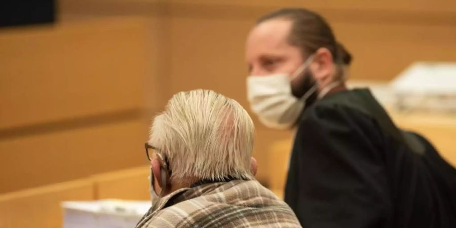 Der Angeklagte sitzt neben seinem Anwalt im Würzburger Landgericht. Foto: Nicolas Armer/dpa