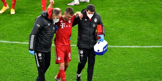 Joshua Kimmich von Bayern München geht nach einer ärztlichen Behandlung vom Platz. Dortmund Bayern München Kimmich