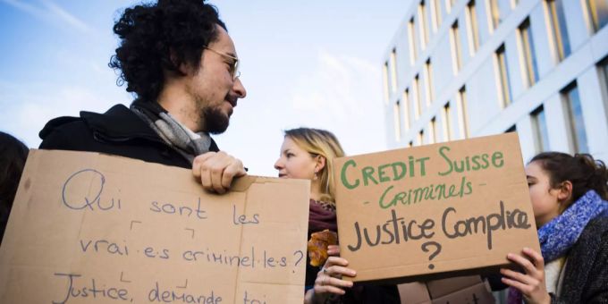 Klimaaktivisten demonstrieren gegen die Credit Suisse. Klimaaktivisten Credit Suisse