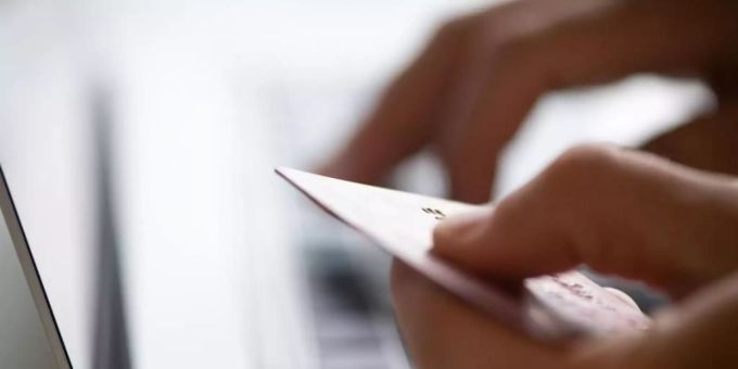 In der Corona-Krise kaufen Verbraucher in Deutschland öfter online ein. Das ergab eine Umfrage des Digitalverbandes Bitkom. Foto: Franziska Gabbert/dpa-tmn In der Corona-Krise kaufen Verbraucher in Deutschland öfter online ein. Das ergab eine Umfrage des Digitalverbandes Bitkom. Foto: Franziska Gabbert/dpa-tmn