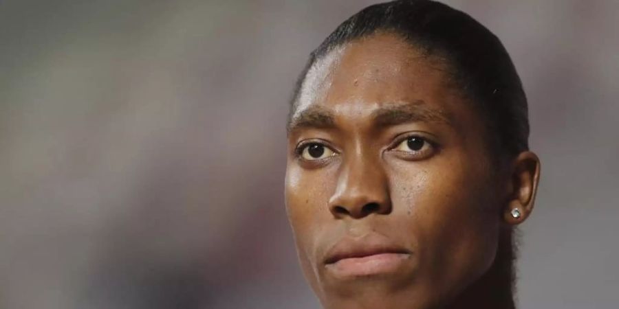 Caster Semenya klagt gegen eine umstrittene Regel des Leichtathletik-Weltverbands zum Testosteron-Limit bei Läuferinnen. Foto: Kamran Jebreili/AP/dpa