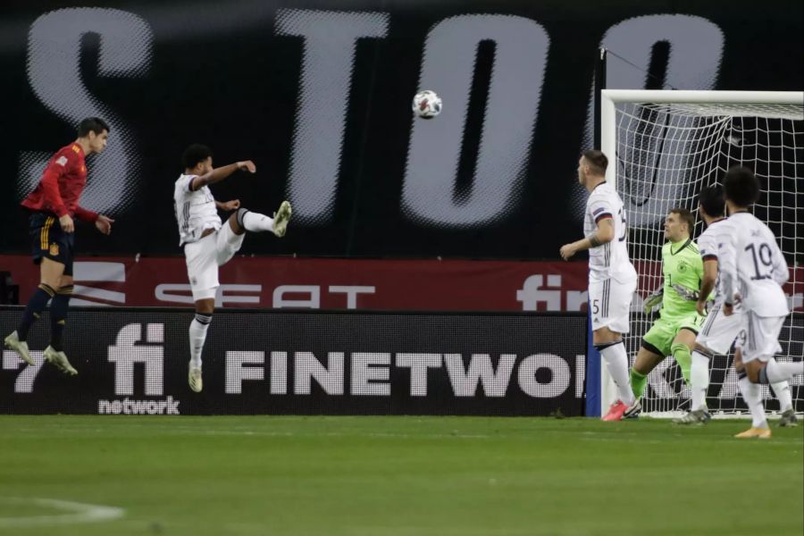 Alvaro Morata (l.) köpft seine Farben in der ersten Halbzeit in Front.