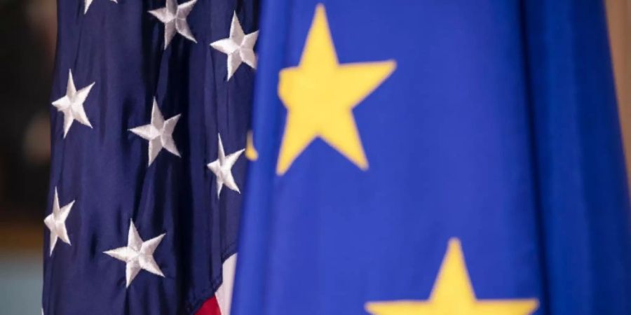Flagge der USA und der EU