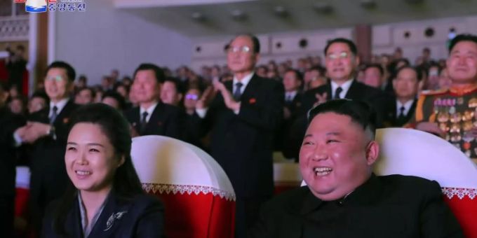 Nordkoreas Machthaber Kim Jong Un (r) sitzt im Mansudae-Kunsttheater bei einer Aufführung neben seiner Frau Ri Sol Ju (l). Foto: ---/YNA/dpa Nordkoreas Machthaber Kim Jong Un (r) sitzt im Mansudae-Kunsttheater bei einer Aufführung neben seiner Frau Ri Sol Ju (l). Foto: ---/YNA/dpa