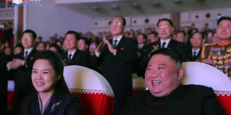 Nordkoreas Machthaber Kim Jong Un (r) sitzt im Mansudae-Kunsttheater bei einer Aufführung neben seiner Frau Ri Sol Ju (l). Foto: ---/YNA/dpa