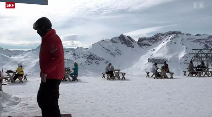 In einigen Schweizer Skigebieten bieten Gastrobetriebe bei Take-away wieder Sitzgelegenheiten an. Anne Lévi BAG
