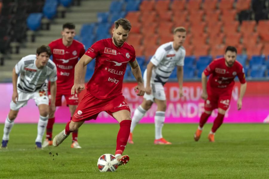 Ausgerechnet Ex-Basler Roman Buess markiert das 2:0 vom Punkt.