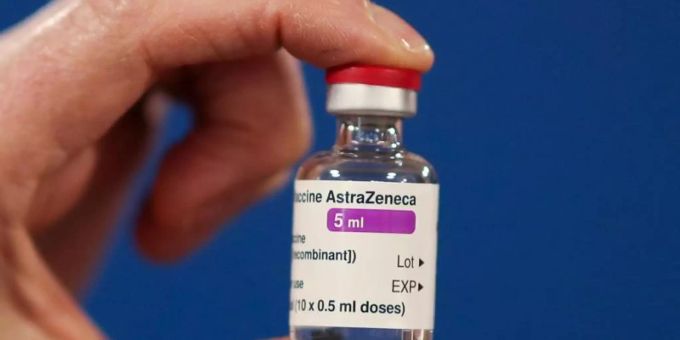 Nach Klagen von Klinik-Angestellten über Nebenwirkungen sind in Niedersachsen Impfungen mit dem Corona-Impfstoff von Astrazeneca an zwei Orten gestoppt worden. Foto: Russell Cheyne/PA Wire/dpa Nach Klagen von Klinik-Angestellten über Nebenwirkungen sind in Niedersachsen Impfungen mit dem Corona-Impfstoff von Astrazeneca an zwei Orten gestoppt worden. Foto: Russell Cheyne/PA Wire/dpa