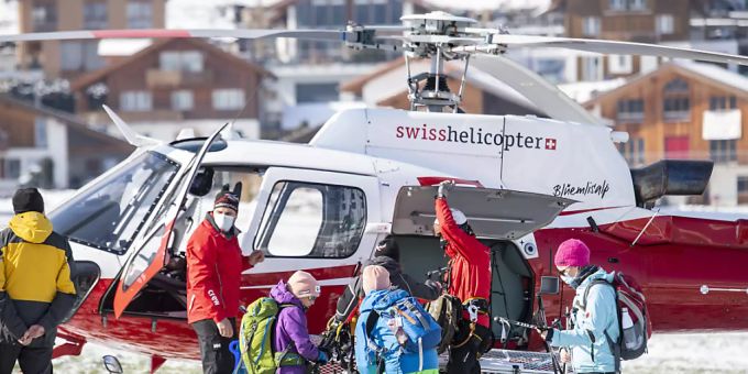 Wieder festen Boden unter den Füssen: Einige der per Helikopter aus der Gondel der Seilbahn Lungern-Turren evakuierten Passagiere nach der Landung. lungern