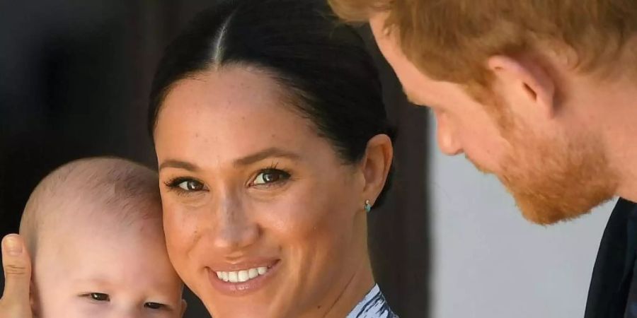 Der britische Prinz Harry (r.) und seine Frau Meghan gemeinsam mit ihrem Sohn Archie. Foto: Toby Melville/PA Wire/dpa