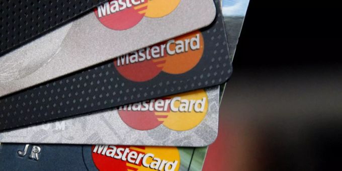 Der Kreditkartenanbieter Mastercard. Bei Zahlungen mit sogenannten Debitkarten fallen für die Händler Gebühren an, unter anderem die sogenannte «Interchange Fee». (Archivbild). (Archivbild) Mastercard