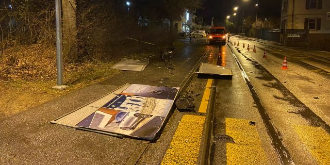 Mit Reklametafel kollidiert und geflüchtet.