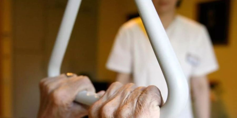 Laut der Barmer-Krankenkasse sind Pflegekräfte am häufigsten wegen Infektionen mit dem Coronavirus im vierten Quartal 2020 krankgeschrieben worden. Foto: Angelika Warmuth/dpa