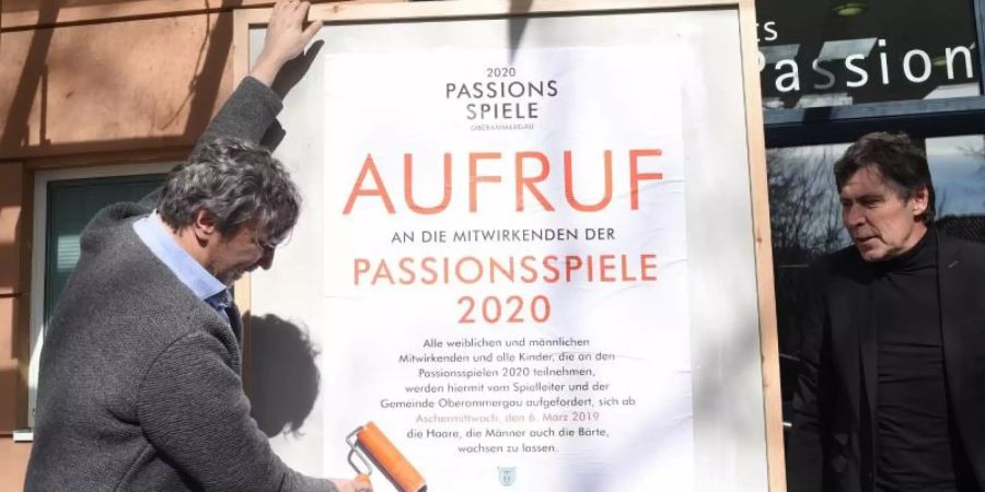 Spielleiter Christian Stückl (l) und der damalige Bürgermeister von Oberammergau, Arno Nunn (parteilos) machten 2019 den Aufruf zum «Haar- und Barterlass» öffentlich. Foto: Angelika Warmuth/dpa