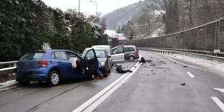 Liestal BL - Frontalkollision mit vier beteiligten Personenwagen