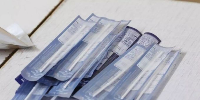 Utensilien für Corona-Schnelltests liegen auf einem Tisch in den Räumen eines Kindergartens in Hildburghausen. Hier beginnt das Testen bei Schülern, Lehrern und Kita-Kindern. Foto: Bodo Schackow/dpa-Zentralbild/dpa Utensilien für Corona-Schnelltests liegen auf einem Tisch in den Räumen eines Kindergartens in Hildburghausen. Hier beginnt das Testen bei Schülern, Lehrern und Kita-Kindern. Foto: Bodo Schackow/dpa-Zentralbild/dpa