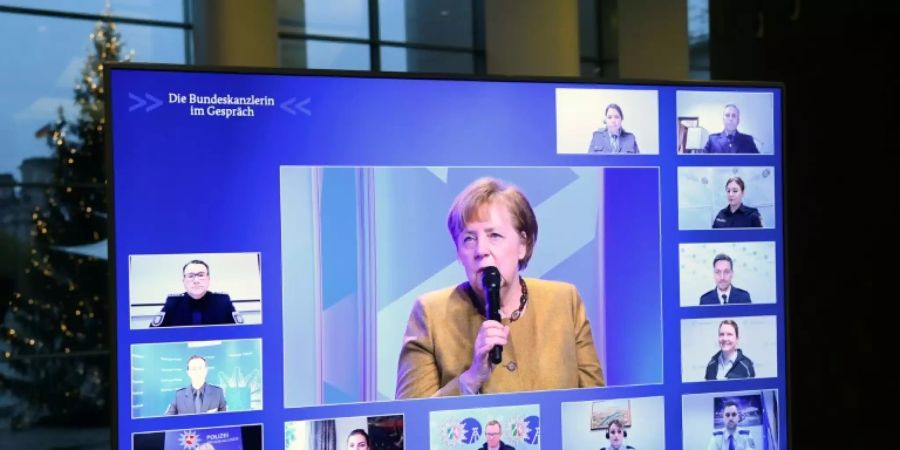 Merkel beim Video-Chat mit Polizisten