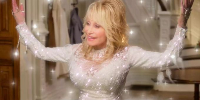 Sie ist ein Engel: Country-Legende Dolly Parton in einer Szene des Films «Dolly Parton's Christmas on the Square». Foto: Netflix/dpa Sie ist ein Engel: Country-Legende Dolly Parton in einer Szene des Films «Dolly Parton's Christmas on the Square». Foto: Netflix/dpa