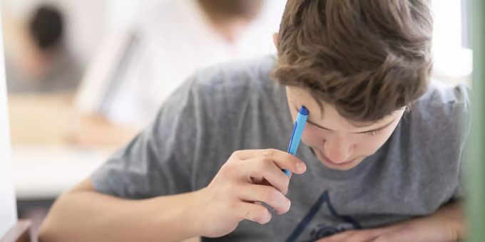 Längst nicht alles, was der Mensch erlernt, merkt sich das Gedächtnis für immer. Forschende der Uni Basel haben nun einen molekularen Mechanismus entdeckt, der eine zentrale Rolle für ein gutes Langzeitgedächtnis spielt. Längst nicht alles, was der Mensch erlernt, merkt sich das Gedächtnis für immer. Forschende der Uni Basel haben nun einen molekularen Mechanismus entdeckt, der eine zentrale Rolle für ein gutes Langzeitgedächtnis spielt.