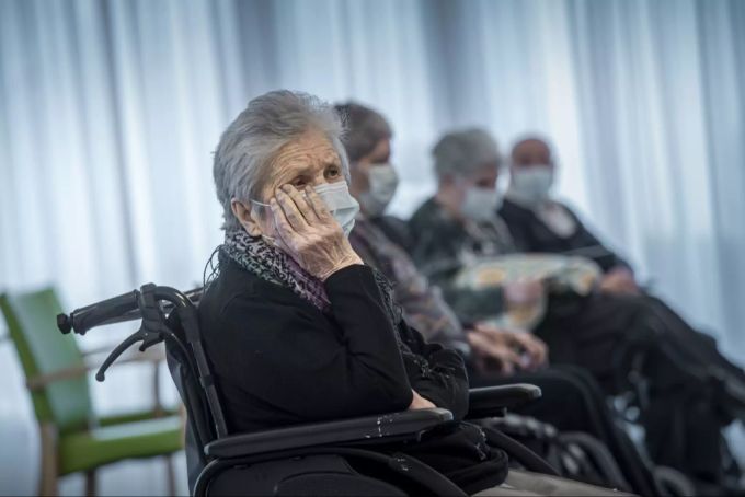 Bewohner eines Seniorenheims im Tessin warten zum Impftermin, dass sie an der Reihe sind. Coronavirus Weitergabe Impfung Immunisierung