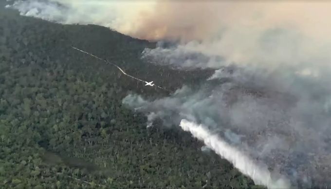 Die Feuerwehr versucht mit allen Mitteln die Flammen zu bändigen. Fraser Island