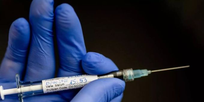 Eine Spritze mit einem möglichen Impfwirkstoff gegen das Coronavirus der Tübinger Firma Curevac. Curevac