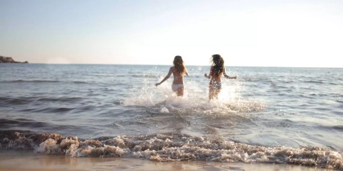 Zwei Frauen im Meer