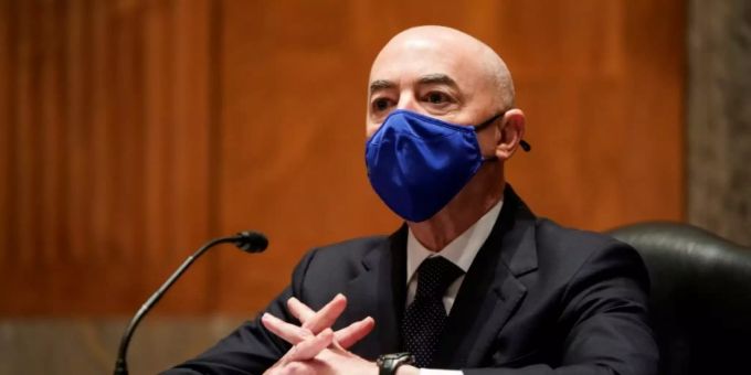 Auch bei US-Heimatschutzminister Alejandro Mayorkas kam es kürzlich zu einem Impfdurchbruch. Alejandro Mayorkas joe Biden