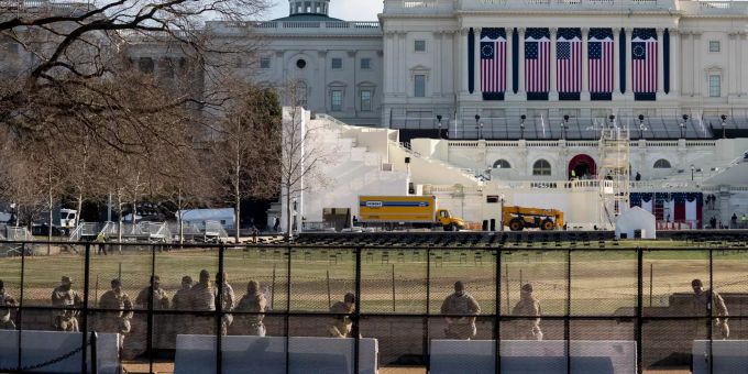 Mitglieder der Nationalgarde sichern das Gebiet um das US-Kapitol. Nach Sturm auf das US-Kapitol