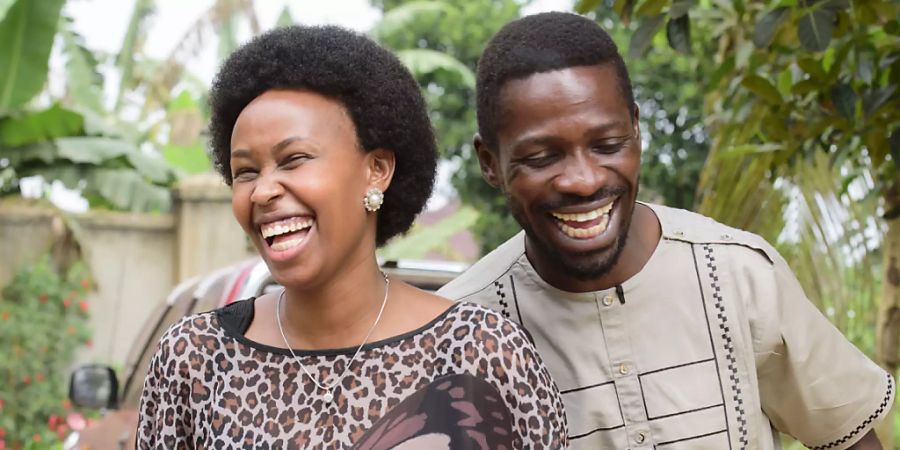 Bobi Wine, Popstar und Präsidentschaftskandidat der Opposition, mit bürgerlichem Namen Robert Kyagulanyi, lacht nach der Stimmabgabe zur Präsidenten- und Parlamentswahl mit seiner Frau Barbie Kyagulanyi. Foto: Nicholas Bamulanzeki/AP/dpa