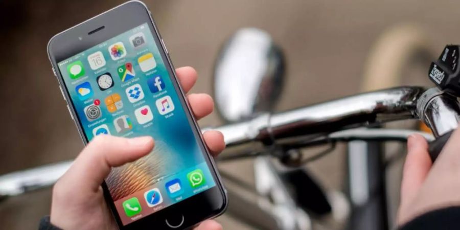 Die Aufkläsrungskampagne «Echt jetzt?!» warnt Jugendliche vor dem unbedachten Smartphone-Gebrauch im Strassenverkehr. Foto: Hauke-Christian Dittrich/dpa/dpa-tmn