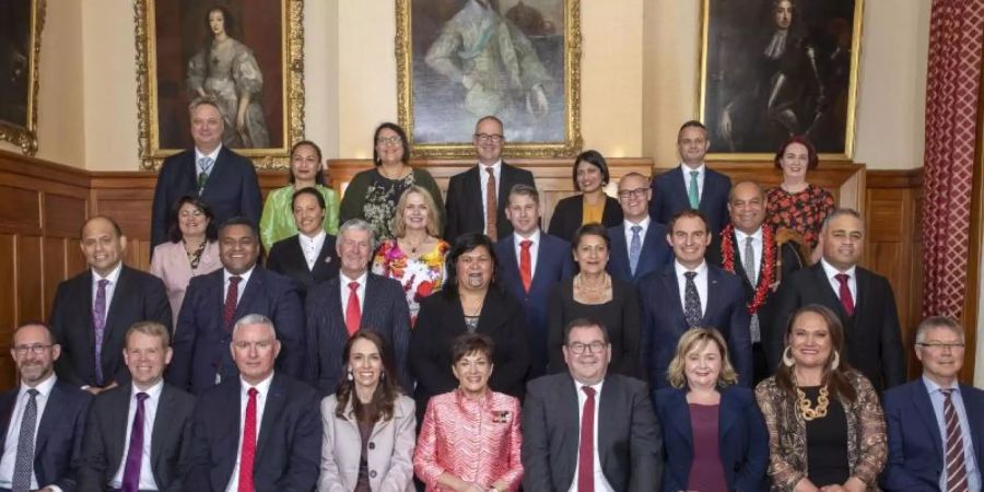 Jacinda Ardern (1. Reihe, 4.v.l) bei einem offiziellen Fototermin mit der neuen Exekutive der Regierung im Government House. Foto: Mark Mitchell/Mark Mitchell/NZME/dpa