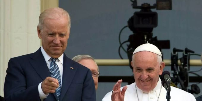 Biden (l.) und Papst Franziskus im Jahr 2015, zwei Jahre nach dem Rücktritt von Papst Benedikt XVI. papst benedikt xvi
