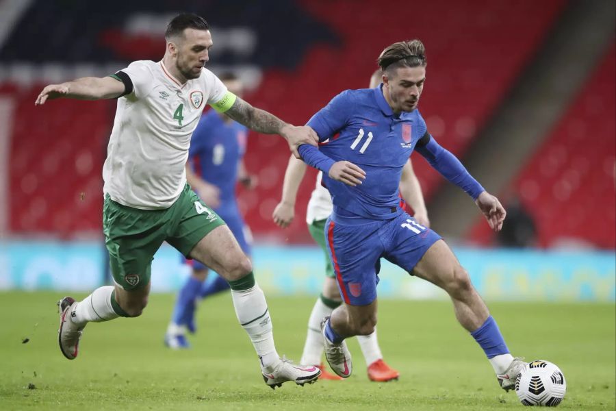 Jack Grealish (r.) wird von Shane Duffy (l.) bedrängt.