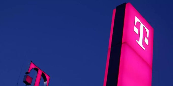 Das Logo der Deutschen Telekom auf dem Dach der Unternehmenszentrale in Bonn. Foto: Oliver Berg/dpa