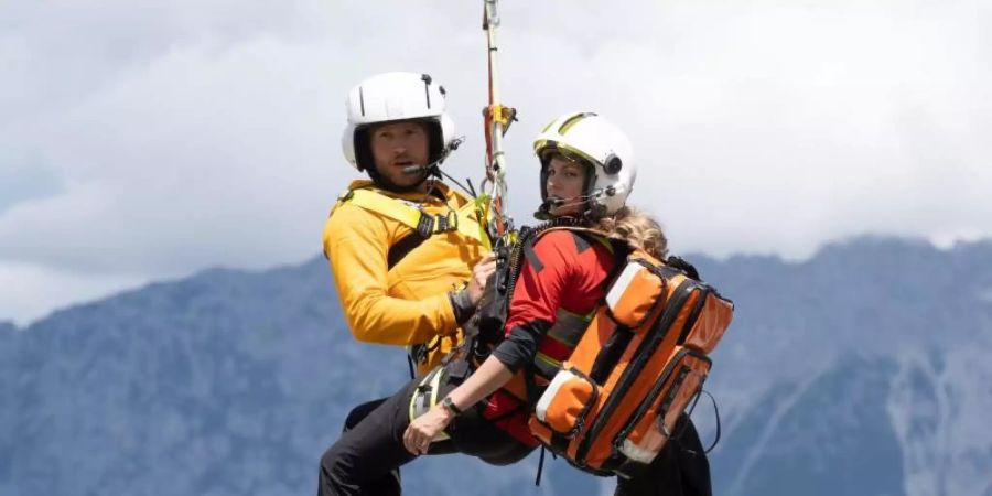 Ein neuer Einsatz für die Bergretter Katharina (Luise Bähr) und Markus (Sebastian Ströbel). Foto: Stephanie Kulbach/ZDF/dpa