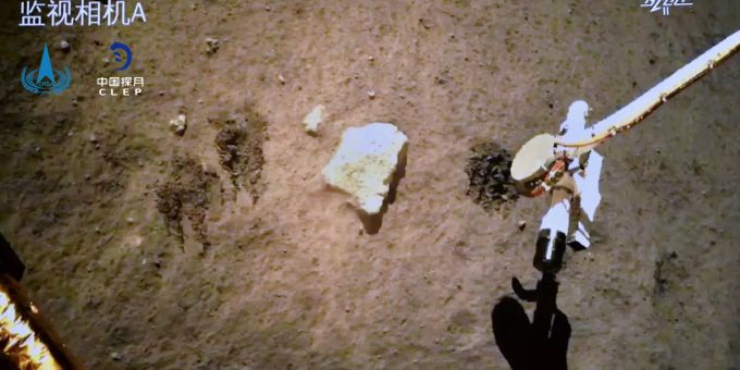 Die Sonde Chang'e 5 auf dem Mond. China's sample-return Moon mission collects samples on Moon