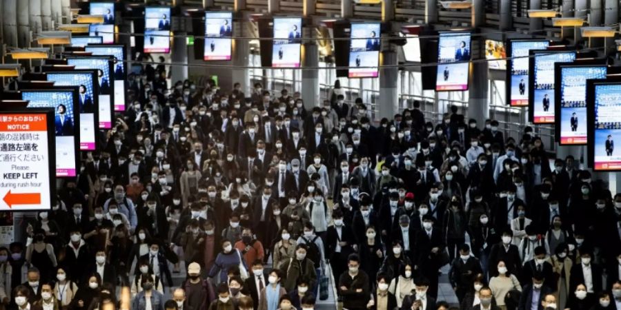 Die Menschen tragen Mund-Nase-Masken