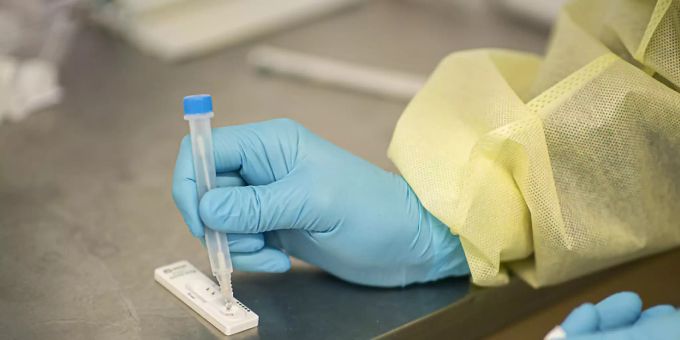 Ein Arzt macht einen Coronavirus-Schnelltest. (Archivbild) Ein Arzt macht einen Coronavirus-Schnelltest. (Archivbild)