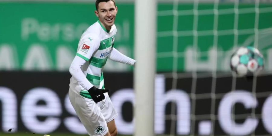 Der Fürther Branimir Hrgota bejubelt seinen Treffer zum 2:0. Foto: Daniel Karmann/dpa