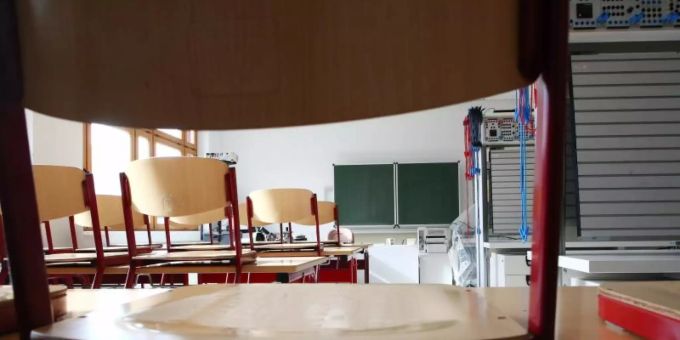 Ein Schultag geht zu Ende. Doch bisher blieben die Schulen in der zweiten Corona-Welle offen. Foto: Bodo Schackow/zb/dpa Ein Schultag geht zu Ende. Doch bisher blieben die Schulen in der zweiten Corona-Welle offen. Foto: Bodo Schackow/zb/dpa