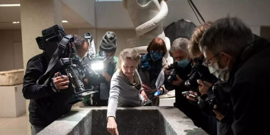 Friederike Seyfried, Direktorin des Ägyptischen Museums in Berlin, zeigte am 21. Oktober Medienvertretern Spuren der Sachbeschädigungen im Neuen Museum. Foto: Bernd von Jutrczenka/dpa