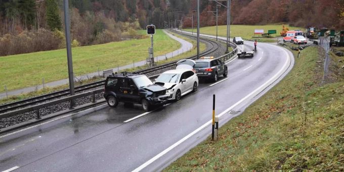 Auf Gegenfahrspur geschleudert. Auf Gegenfahrspur geschleudert