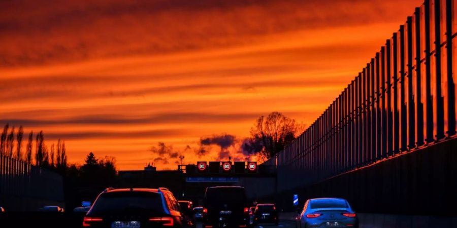 Sonnenuntergang über der A40 in Nordrhein-Westfalen