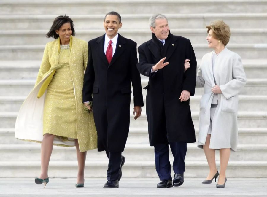 George W. Bush und seine Frau Laura begrüssen Barack und Michelle Obama 2009 im Amt.