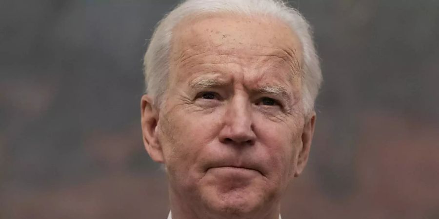 Joe Biden, Präsident der USA, spricht im State Dinning Room des Weissen Hauses. Foto: Alex Brandon/AP/dpa