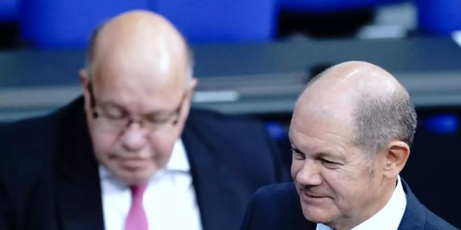 Wirtschaftsminister Peter Altmaier (l) und Finanzminister Olaf Scholz haben die Ausweitung der Hilfen sowie eine Vereinfachung der Bedingungen angekündigt. Foto: Kay Nietfeld/dpa