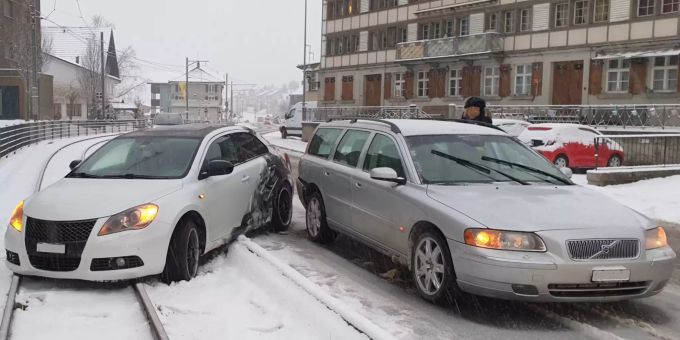 Personen blieben unverletzt. Unfall