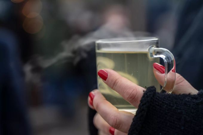 Einen heissen Glühwein geniesst Tina mit Warren. tinder